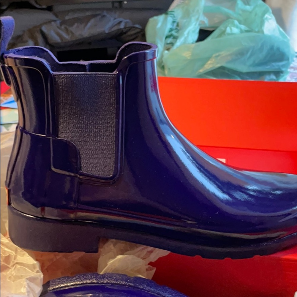 NIB Hunter Chelsea Gloss Bootie. Dark blue/purple
